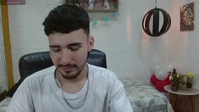 Snapshot of DmitriSanders chatting on 03.01.25 DmitriSanders online show from 03.01.25