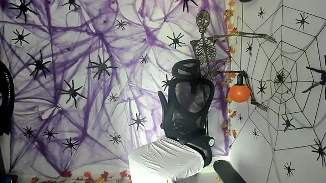 Snapshot of DmitriSanders chatting on 10.06.25 DmitriSanders online show from 10.06.25