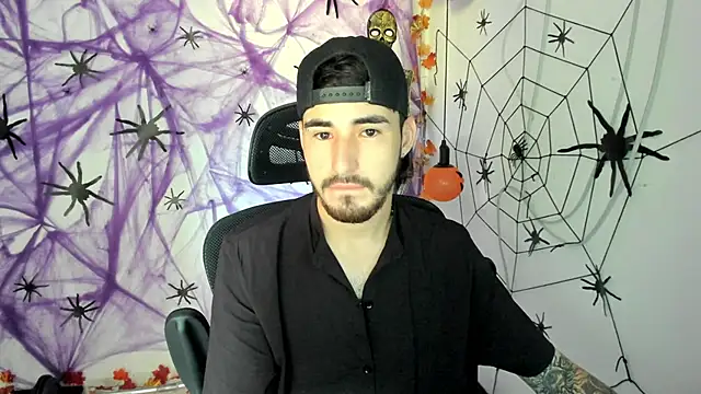 Snapshot of DmitriSanders chatting on 10.21.25 DmitriSanders online show from 10.21.25