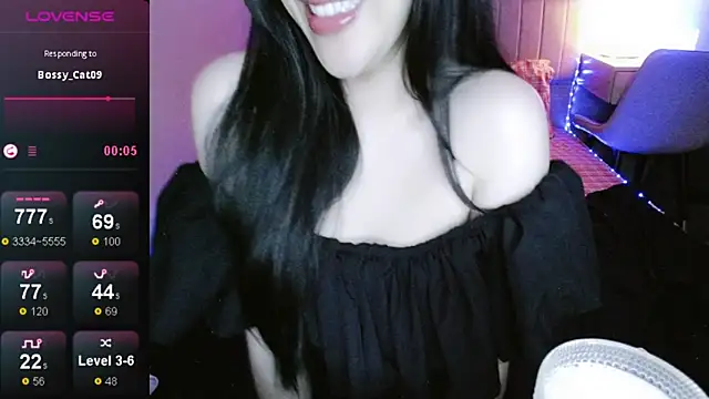 Snapshot of _Viviann_ chatting on 10.19.25  Viviann  online show from 10.19.25