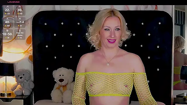 Snapshot of OliviaShaw23 chatting on 10.21.25 OliviaShaw23 online show from 10.21.25