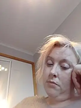 Snapshot of mollymay69 chatting on 11.18.25 mollymay69 online show from 11.18.25