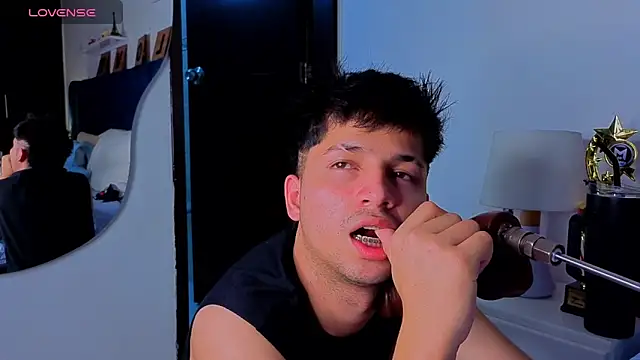 Snapshot of Issac_james_ chatting on 04.11.26 Issac james online show from 04.11.26