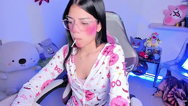 Snapshot of cutestephuwu chatting on 10.10.25 cutestephuwu online show from 10.10.25