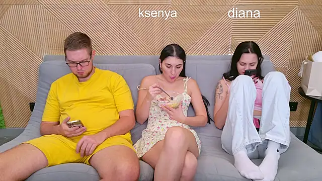 Snapshot of Ksenny chatting on 11.11.25 Ksenny online show from 11.11.25