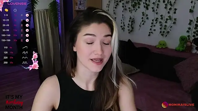 Snapshot of monikavenom chatting on 09.09.25 monikavenom online show from 09.09.25