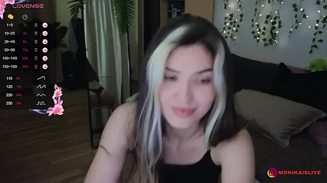 Snapshot of monikavenom chatting on 09.28.25 monikavenom online show from 09.28.25