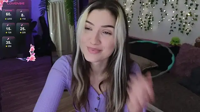 Snapshot of monikavenom chatting on 09.30.25 monikavenom online show from 09.30.25