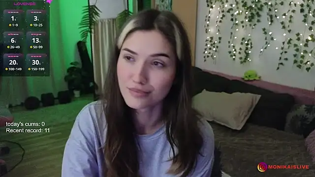 Snapshot of monikavenom chatting on 10.05.25 monikavenom online show from 10.05.25