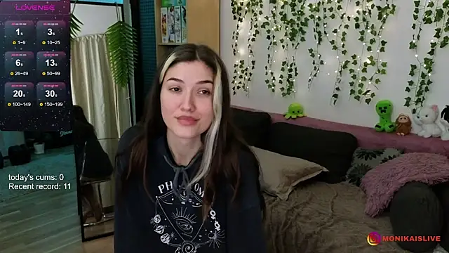 Snapshot of monikavenom chatting on 10.11.25 monikavenom online show from 10.11.25