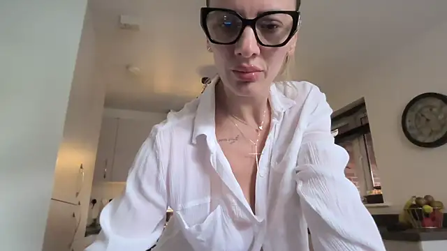 Snapshot of SweetMonicaUK chatting on 10.15.25 SweetMonicaUK online show from 10.15.25