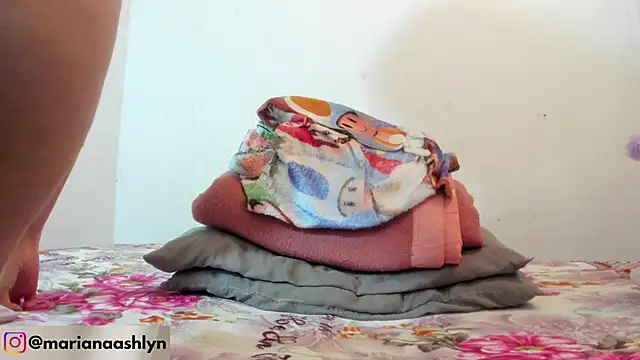 Snapshot of Melaniegirl17 chatting on 10.02.25 Melaniegirl17 online show from 10.02.25