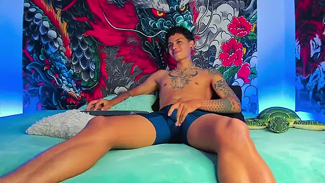 Snapshot of Maxi_Gray chatting on 10.24.25 Maxi Gray online show from 10.24.25