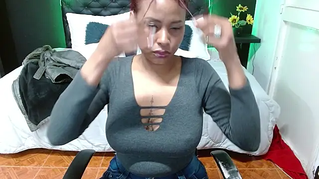 Snapshot of Dominik_girl chatting on 02.19.25 Dominik girl online show from 02.19.25