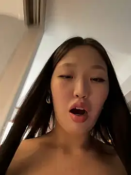 Snapshot of Aiko_Yumi chatting on 12.22.24 Aiko Yumi online show from 12.22.24
