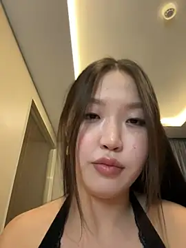Snapshot of Aiko_Yumi chatting on 01.03.25 Aiko Yumi online show from 01.03.25