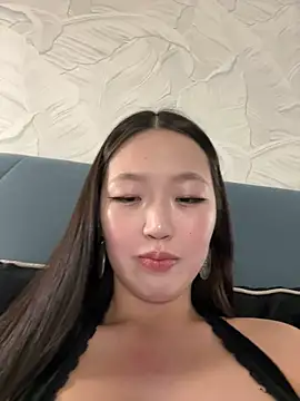 Snapshot of Aiko_Yumi chatting on 02.05.25 Aiko Yumi online show from 02.05.25