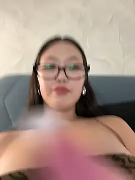 Snapshot of Aiko_Yumi chatting on 03.03.25 Aiko Yumi online show from 03.03.25