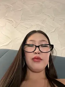 Snapshot of Aiko_Yumi chatting on 03.05.25 Aiko Yumi online show from 03.05.25