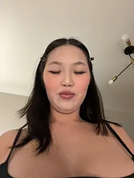 Snapshot of Aiko_Yumi chatting on 10.17.25 Aiko Yumi online show from 10.17.25