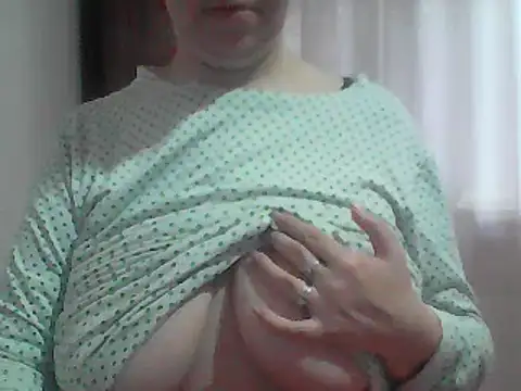 Snapshot of AnaXBerry chatting on 02.15.26 AnaXBerry online show from 02.15.26