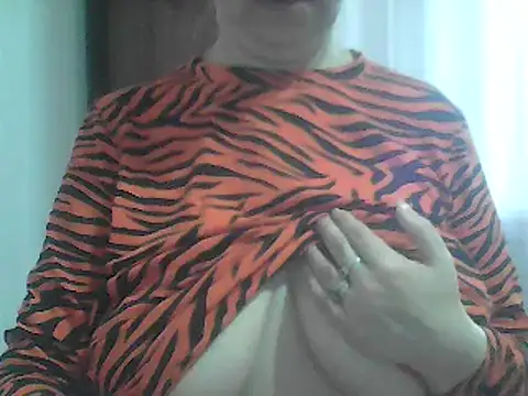 Snapshot of AnaXBerry chatting on 02.16.26 AnaXBerry online show from 02.16.26