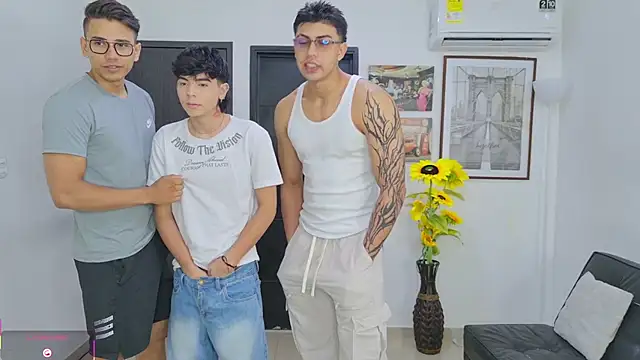Snapshot of badguyss_bisex chatting on 05.31.26 badguyss bisex online show from 05.31.26