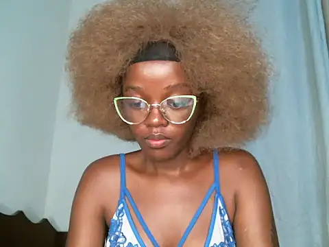 Snapshot of Bella_kiki chatting on 03.12.25 Bella kiki online show from 03.12.25