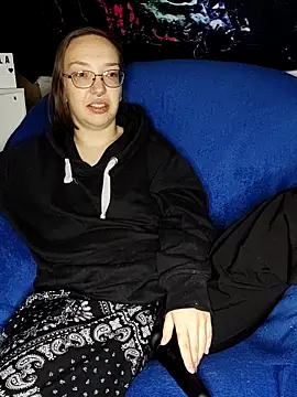 Snapshot of Isabella_Geney chatting on 11.23.25 Isabella Geney online show from 11.23.25