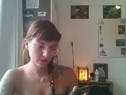 Snapshot of SweetyBabyDemon chatting on 12.19.24 SweetyBabyDemon online show from 12.19.24
