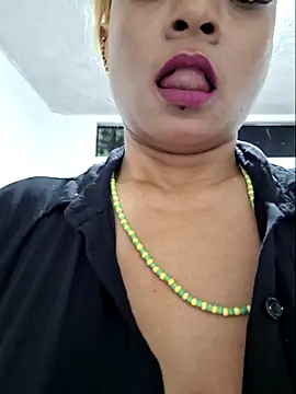 Snapshot of gatadeojosclaros chatting on 11.02.25 gatadeojosclaros online show from 11.02.25