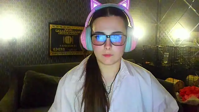 Snapshot of _extraterrestrial_ chatting on 11.22.25 extraterrestrial online show from 11.22.25