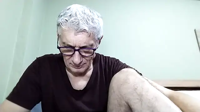 Snapshot of BIGUNCUTHARDCOCK chatting on 11.24.25 BIGUNCUTHARDCOCK online show from 11.24.25