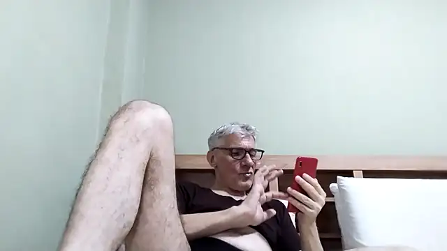 Snapshot of BIGUNCUTHARDCOCK chatting on 12.18.25 BIGUNCUTHARDCOCK online show from 12.18.25