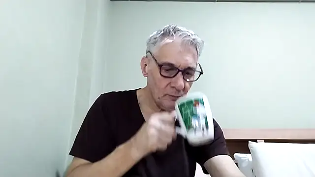 Snapshot of BIGUNCUTHARDCOCK chatting on 12.19.25 BIGUNCUTHARDCOCK online show from 12.19.25