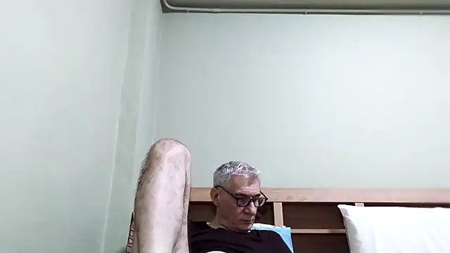 Snapshot of BIGUNCUTHARDCOCK chatting on 01.16.26 BIGUNCUTHARDCOCK online show from 01.16.26