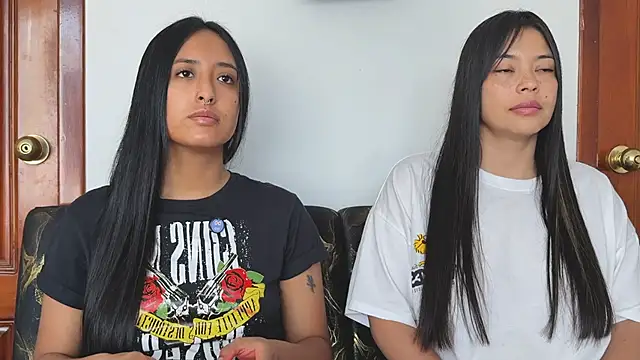 Snapshot of 2SummerLove1 chatting on 11.19.25 2SummerLove1 online show from 11.19.25