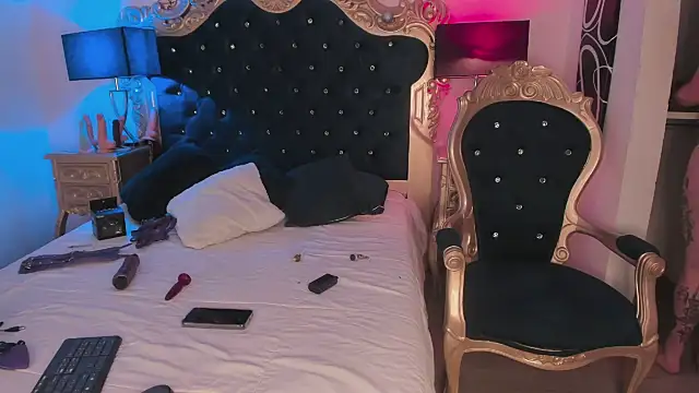 Snapshot of EmilyAllen_ chatting on 12.11.24 EmilyAllen online show from 12.11.24