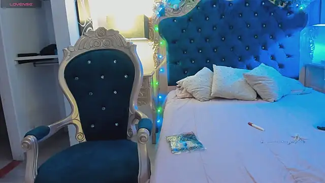 Snapshot of EmilyAllen_ chatting on 12.18.24 EmilyAllen online show from 12.18.24