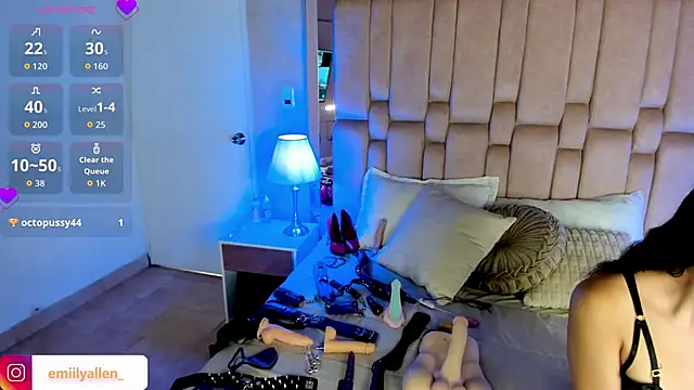 Snapshot of EmilyAllen_ chatting on 10.09.25 EmilyAllen online show from 10.09.25