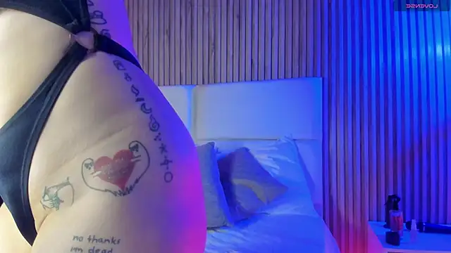 Snapshot of EmilyAllen_ chatting on 12.18.25 EmilyAllen online show from 12.18.25