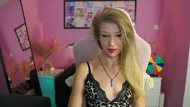 Snapshot of missicute chatting on 09.28.25 missicute online show from 09.28.25