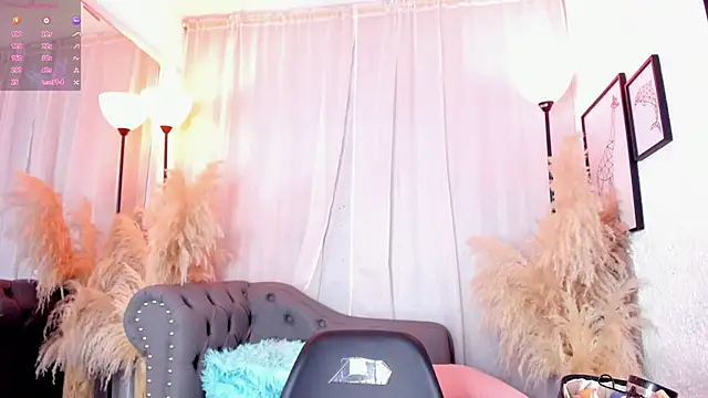 Snapshot of scarlett_johs chatting on 09.23.25 scarlett johs online show from 09.23.25