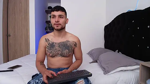 Snapshot of Aron-santoro chatting on 02.11.26 Aron-santoro online show from 02.11.26