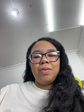Snapshot of XMara chatting on 06.17.26 XMara online show from 06.17.26
