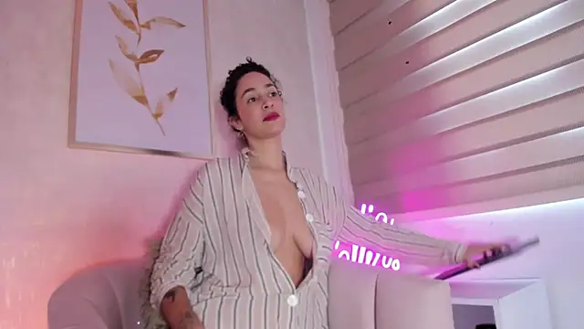 Snapshot of thaliacollins chatting on 09.24.25 thaliacollins online show from 09.24.25