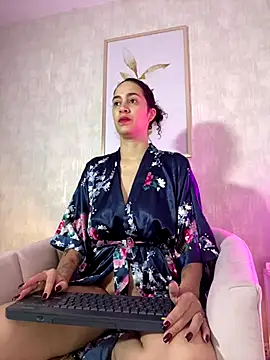 Snapshot of thaliacollins chatting on 10.12.25 thaliacollins online show from 10.12.25