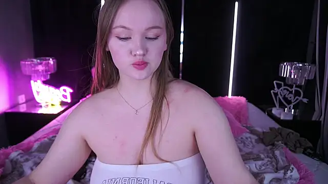 LylaYeess online show from 02.08.25