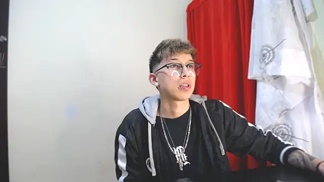 Snapshot of _Thomas_hot_ chatting on 01.03.25 Thomas hot online show from 01.03.25