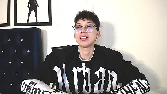 Snapshot of _Thomas_hot_ chatting on 10.31.25 Thomas hot online show from 10.31.25